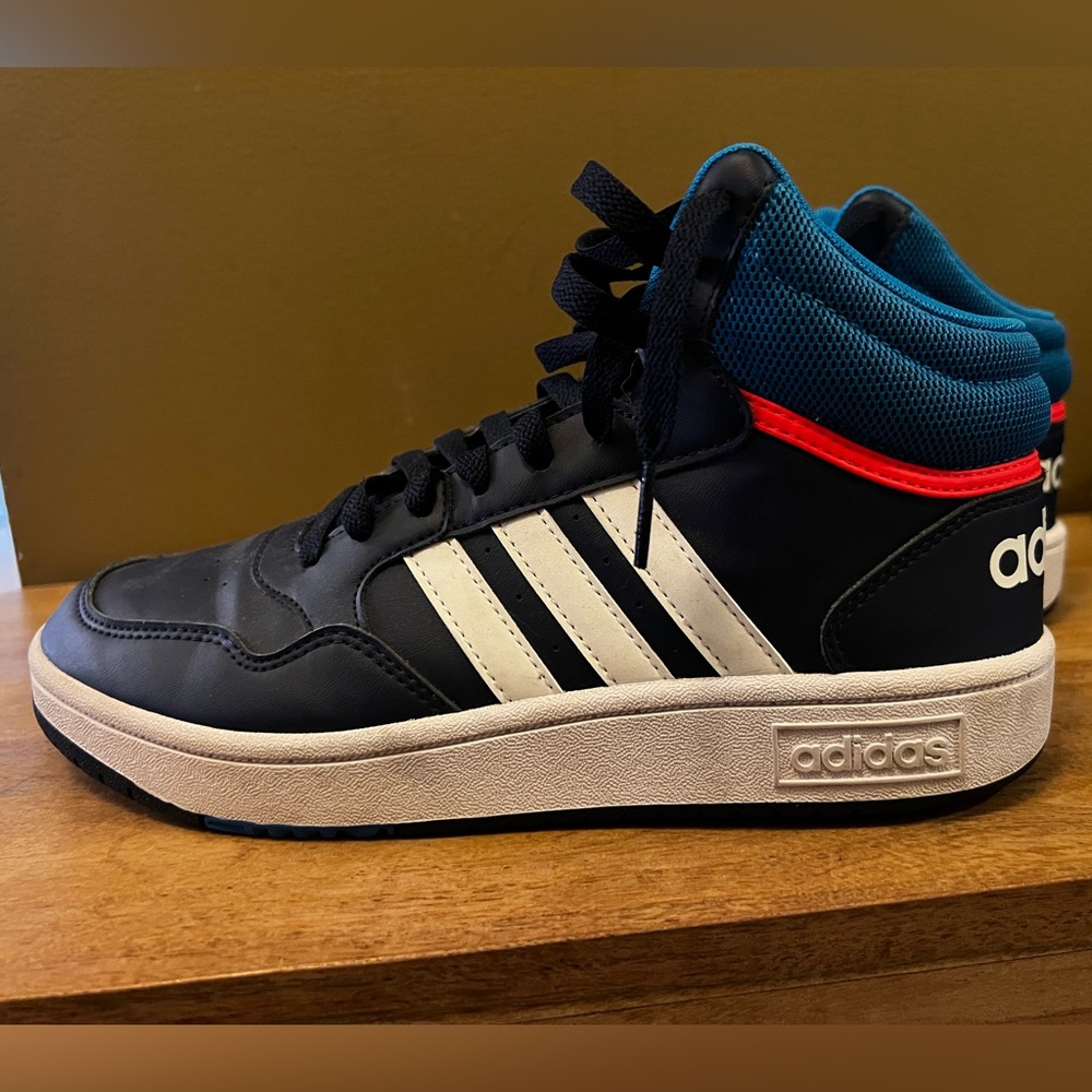 Big kid mid top Adidas (Like New)